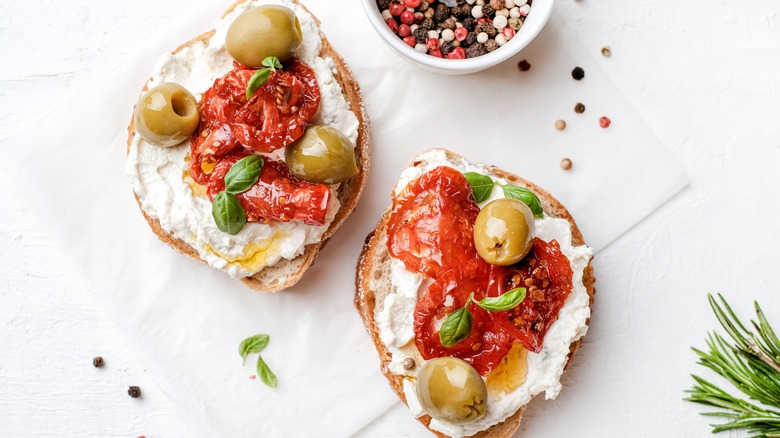 Tuna salad with sun-dried tomatoes