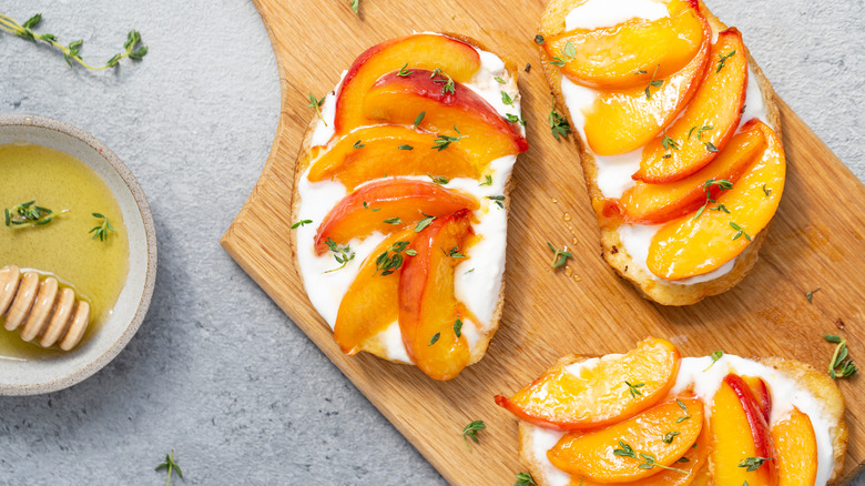 Bruschetta with peaches, cheese, thyme and honey