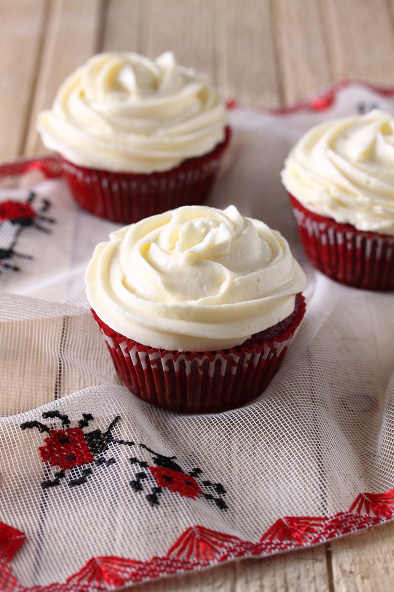 Red Velvet Cupcakes With Vanilla Frosting recipe - The Daily Meal