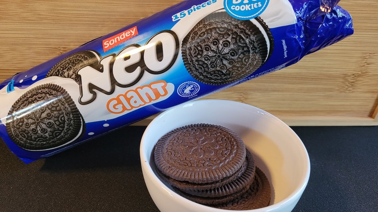 Sondey Neo giant cookies in a bowl