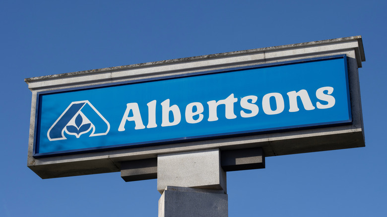 Alberstons exterior store signage