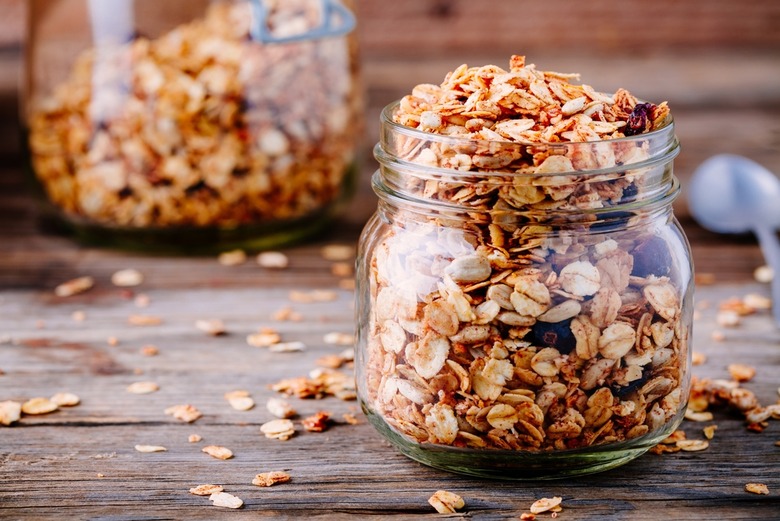 1973: Recipes with granola 