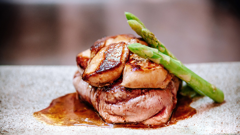 Steak served au jus 