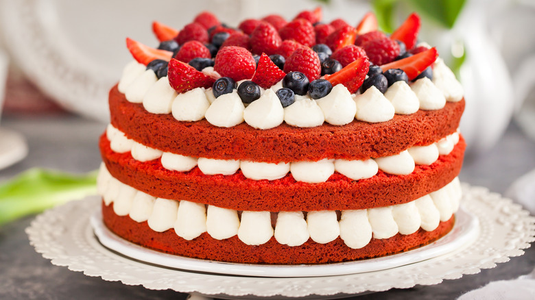 Naked cake with berries