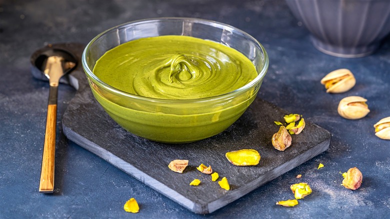 Bowl of pistachio cream 