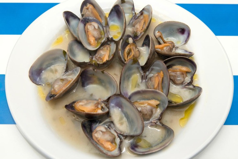 1938: Steamed clams