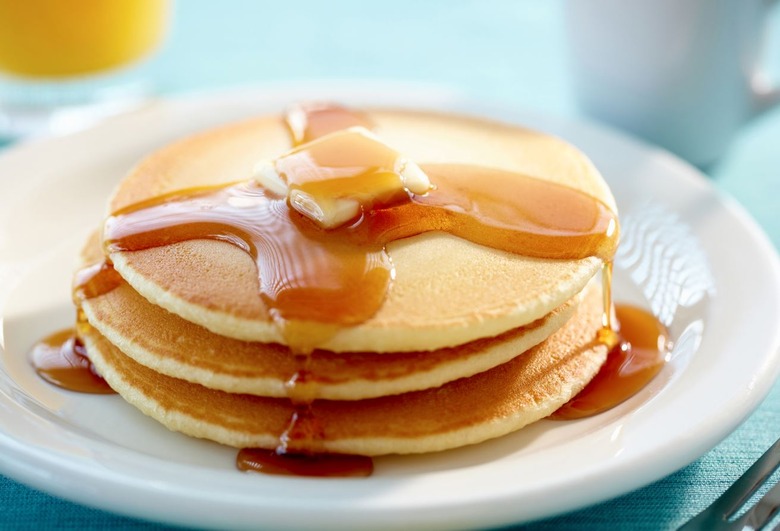 1974: Hot cakes with butter and maple syrup