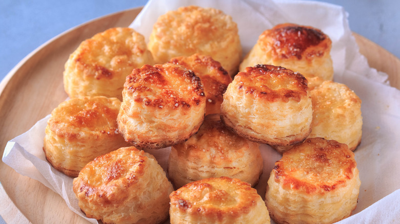 Flaky buttermklk biscuits