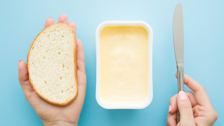 Bread, margarine, knife