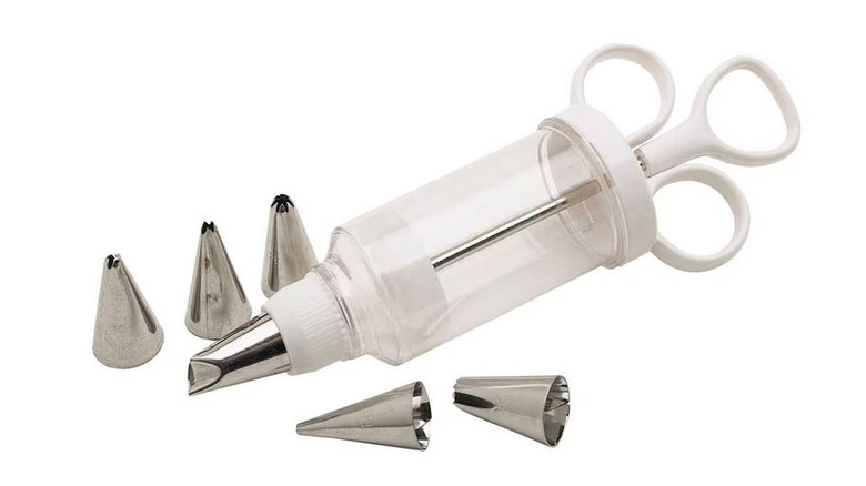 Cake decorating syringe and tips