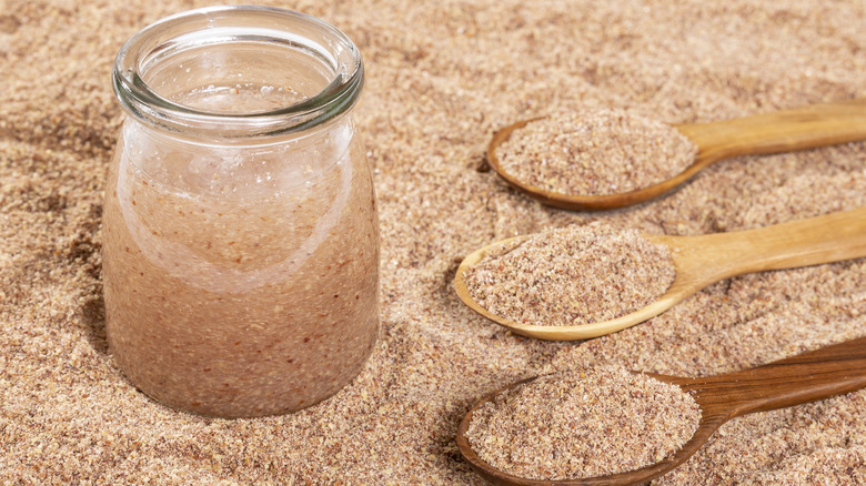 Ground flaxseed in spoons