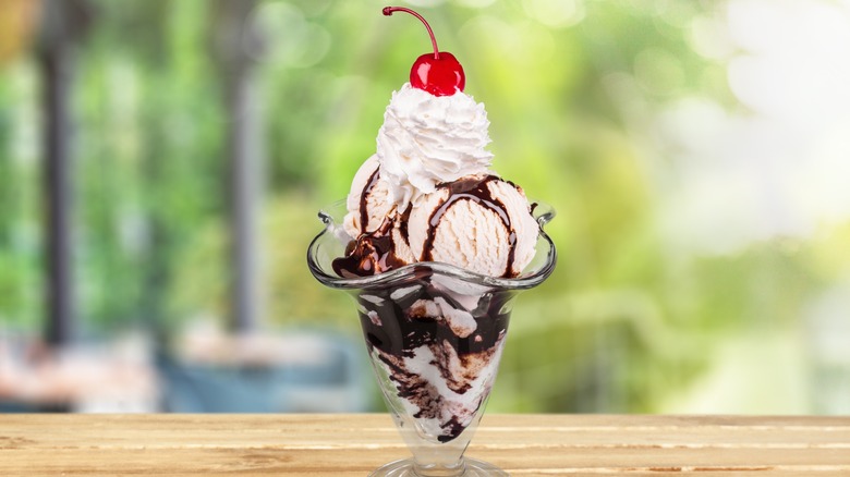 Hot fudge sundae