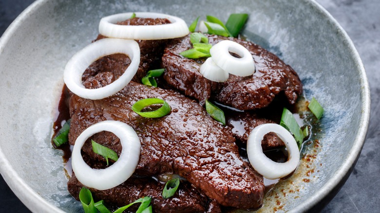 palomilla steak on plate