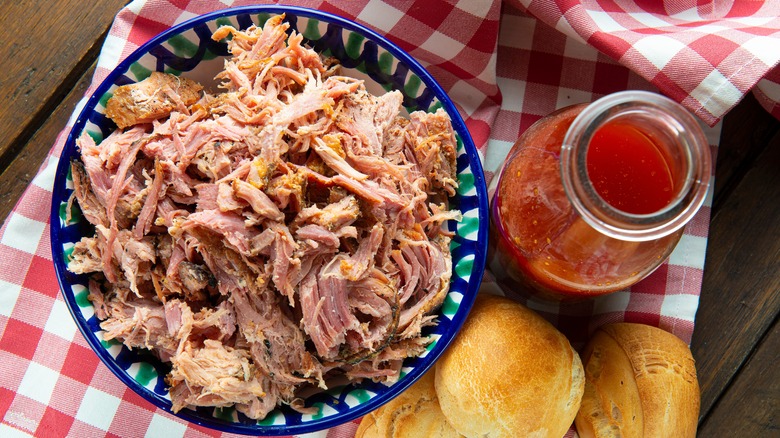 pulled pork and vinegar sauce 