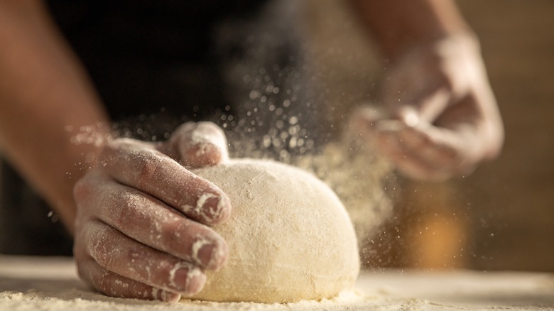 Sprinkling flour 