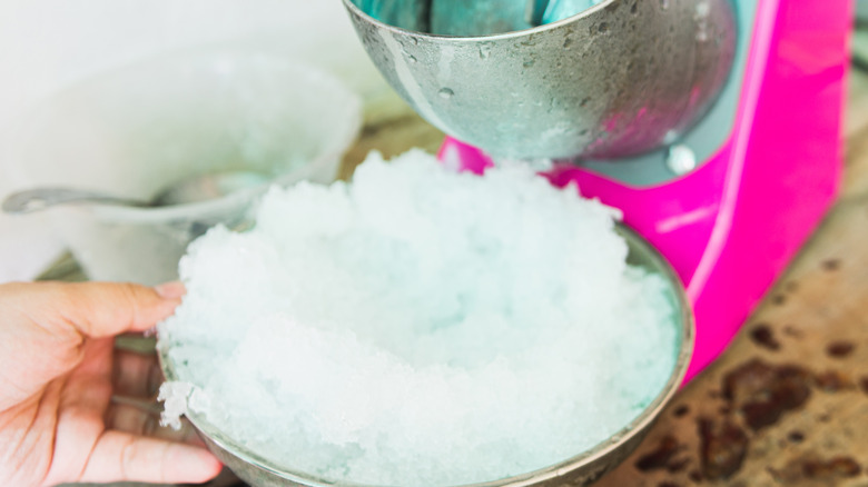 Shave ice machine
