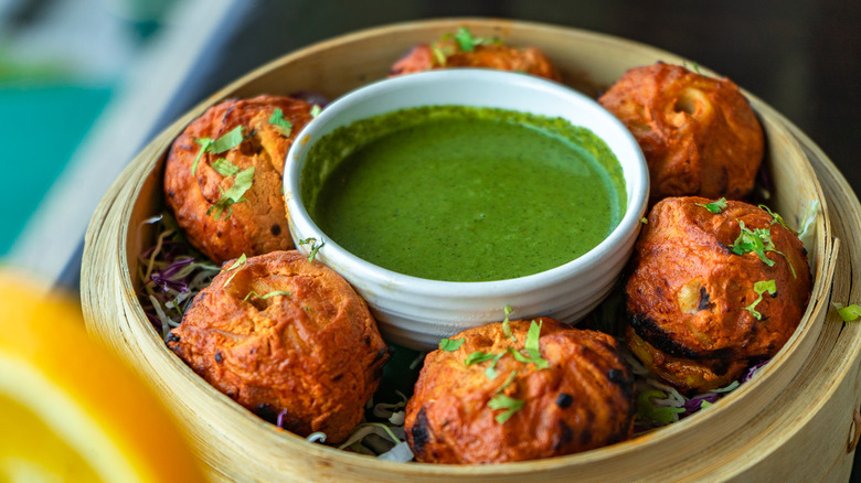 Fried momo with green chutney 