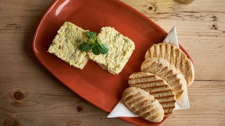 Persian chicken salad with bread