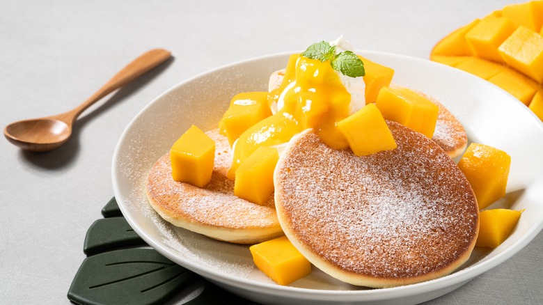 Pancakes with mangoes