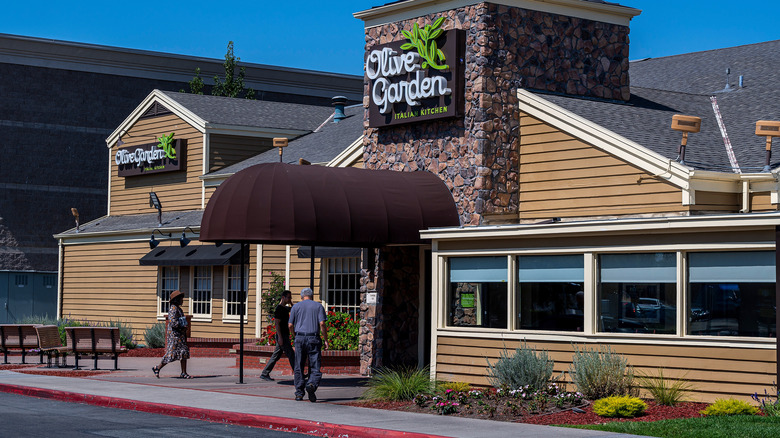 Olive Garden restaurant entrance