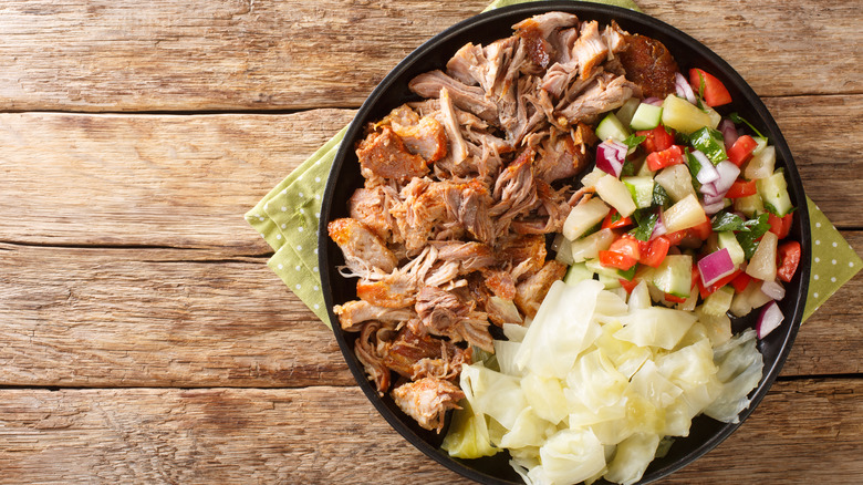 pulled pork salad mix in black bowl