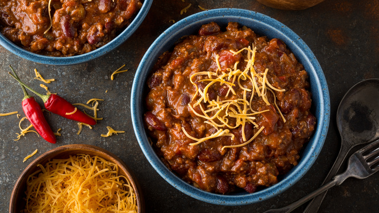 Chili con carne with cheese