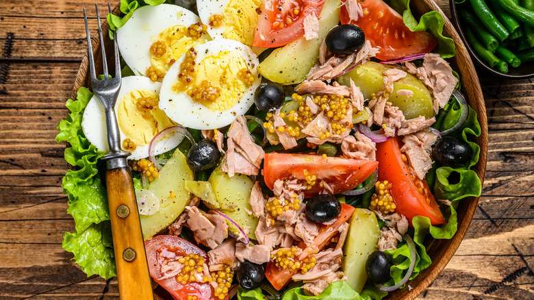 Niçoise salad with fork