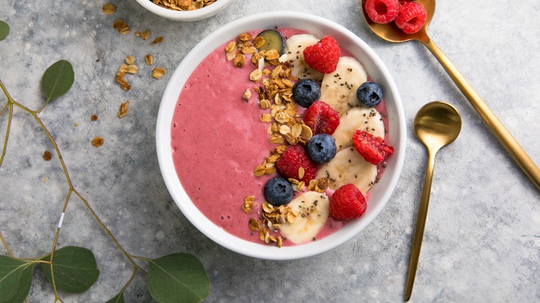 Granola and fruit 