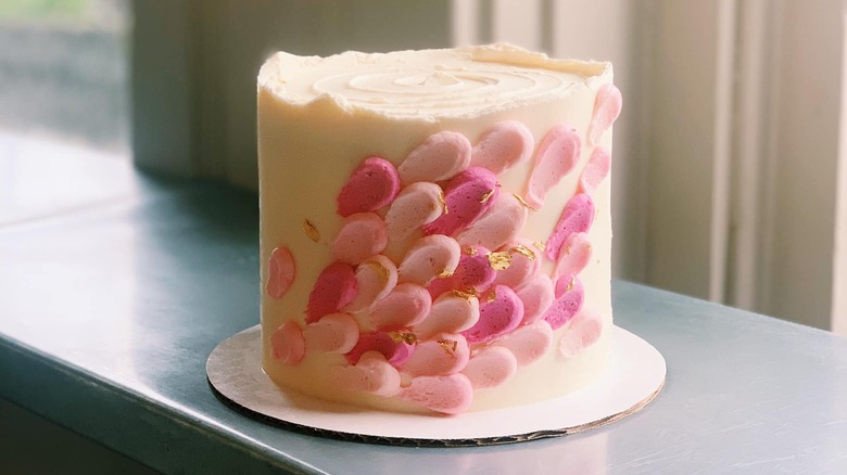 decorated Daisy Cake on counter