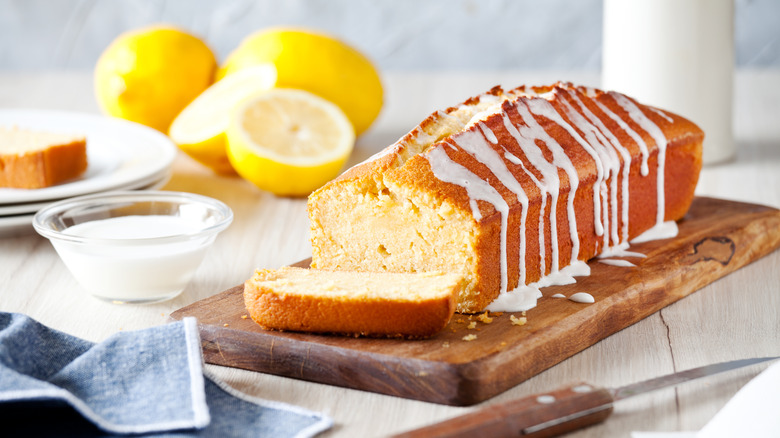 Iced lemon pound cake