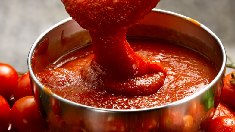 Tomato sauce with fresh tomatoes