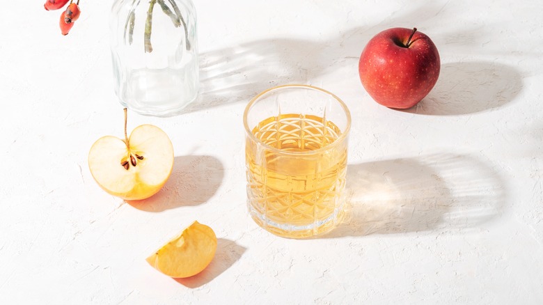 glass of apple juice