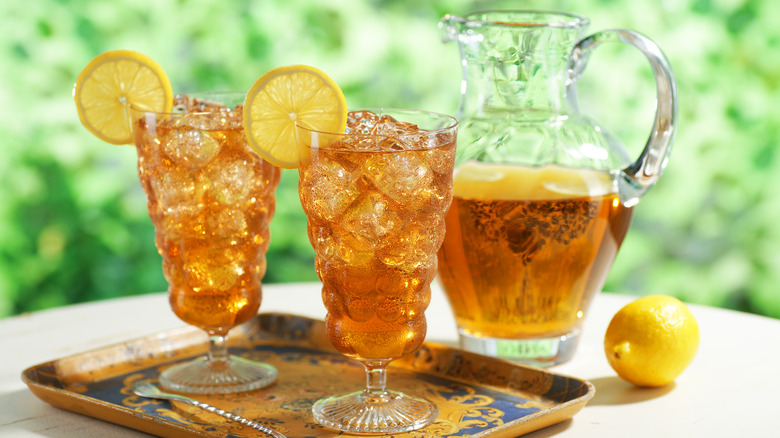 Two glasses of iced tea