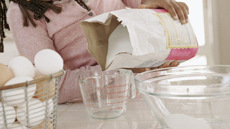 Measuring sugar in a beaker