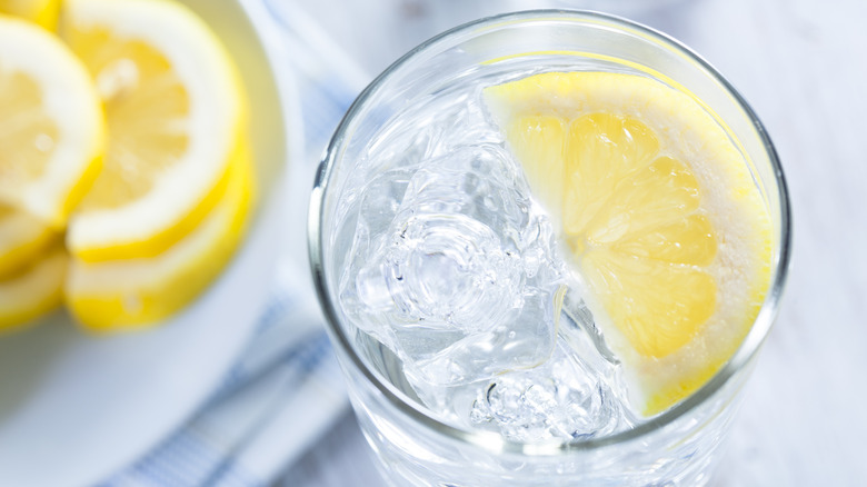 Lemons in water 
