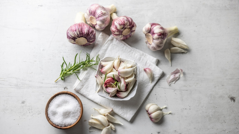 A pile of garlic cloves in a bowl