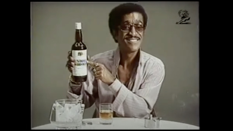 Sammy Davis Jr. in 1974 Suntory commercial, holding up a bottle of Japanese whiskey