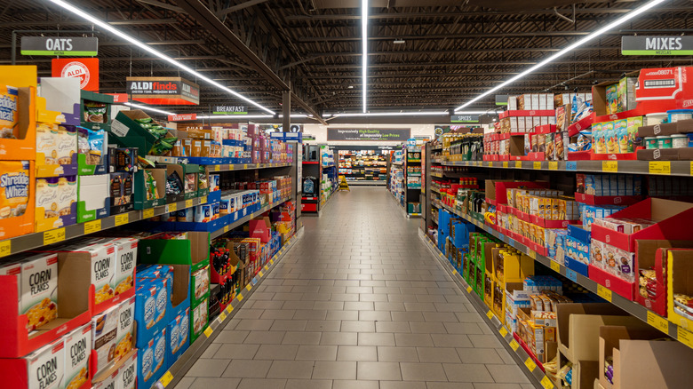 A breakfast and dessert aisle in Aldi, full of cereals, cake mixes, and syrups