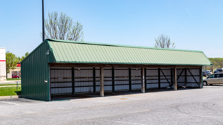covered horse and buggy parking spots 