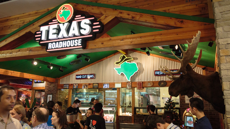 People inside of a Texas Roadhouse