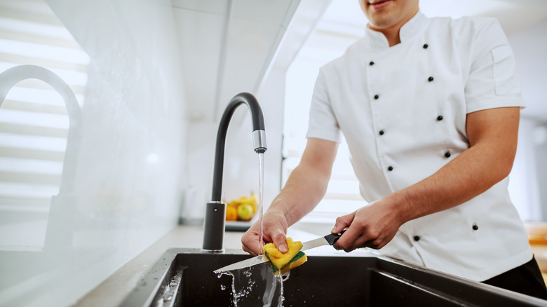 washing a knife by hand