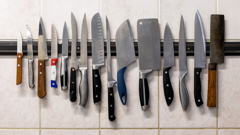 kitchen knives stored on a wall magned