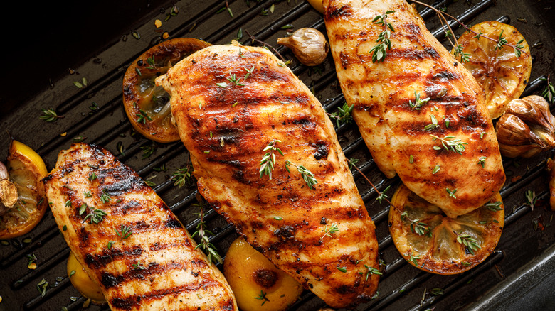 Grilled chicken with lemons