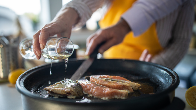 adding alcohol to meat in pan