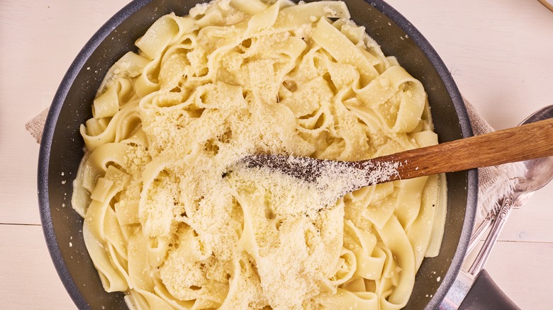 Fettucine Alfredo in pan