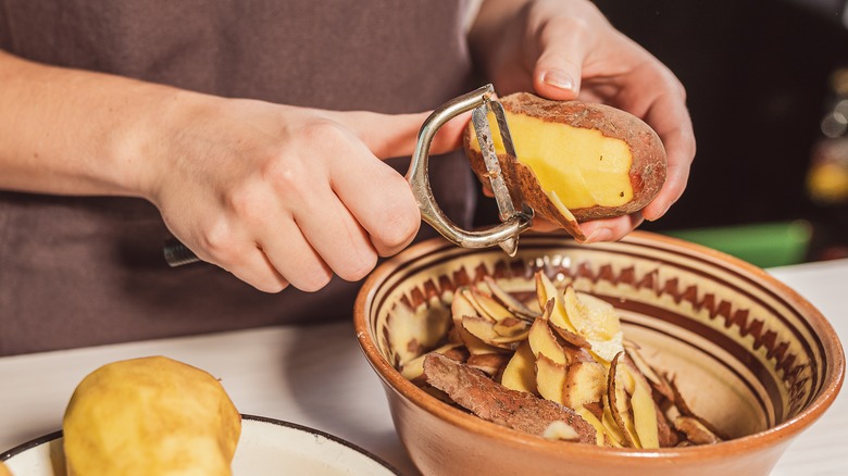 Potato peeling with a y-shaped vegetable peeler