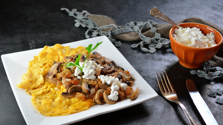 scrambled eggs with cottage cheese and mushrooms