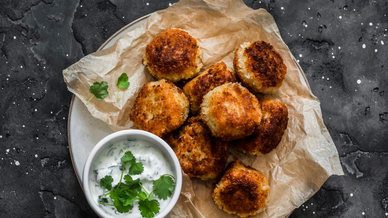 Crispy tuna burgers with creamy dipping sauce
