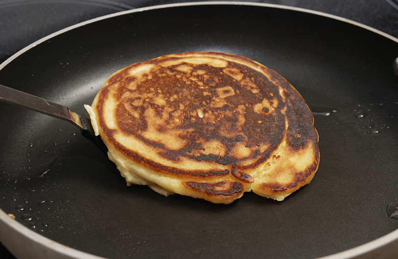 Fastest marathon while flipping a pancake