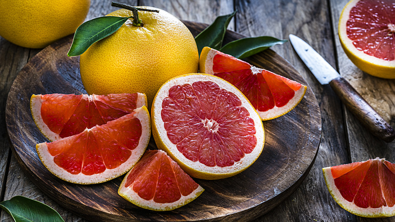 whole grapefruit and slices